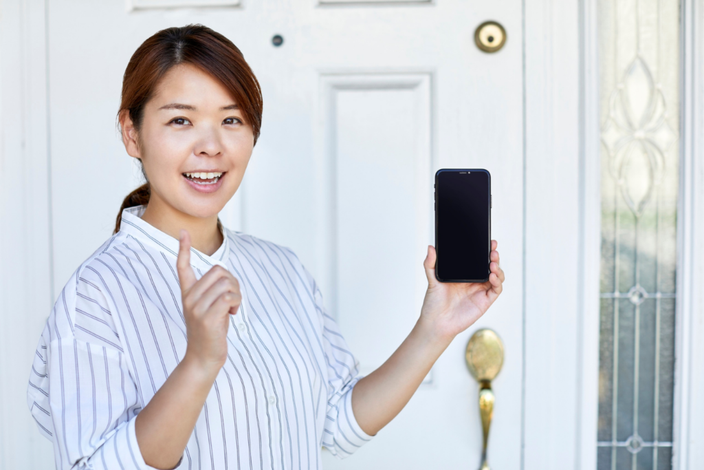 安心感のある玄関／“trust”を感じるシンプルな画像