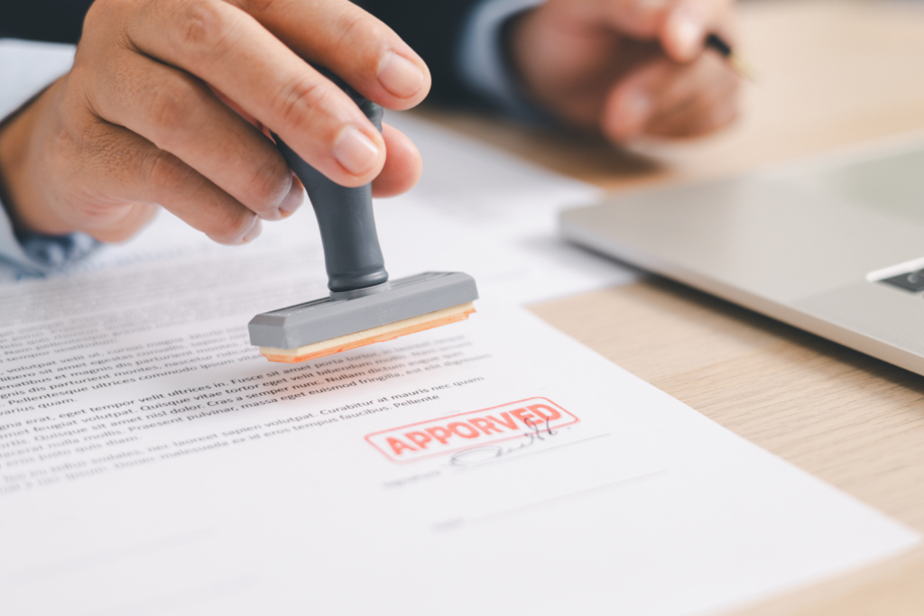 賃貸でスマートロックを付ける前に、許可が必要か悩む人のイメージ