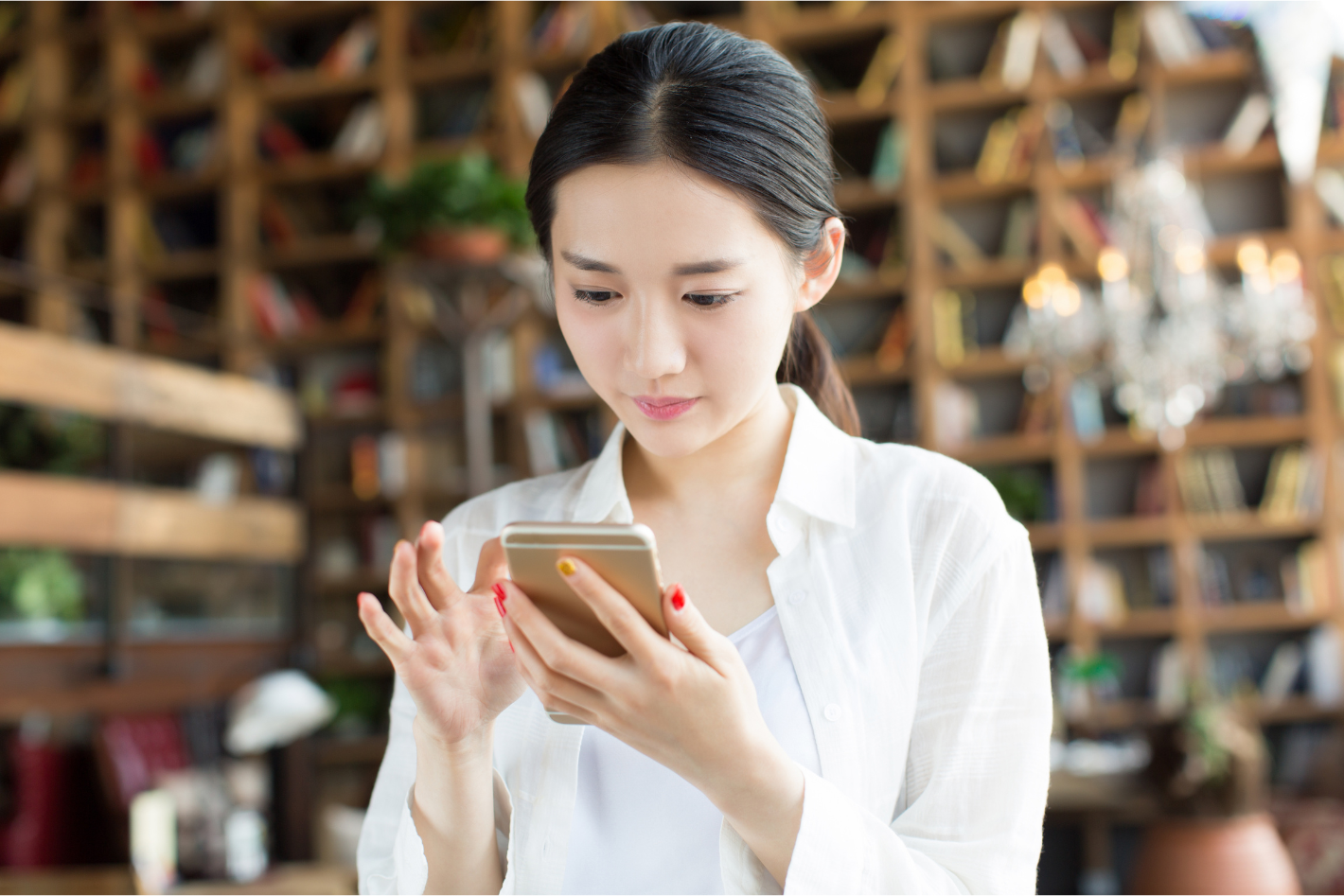 スマホでスマートロックを確認する女性と、設置前チェック3ステップのイメージ