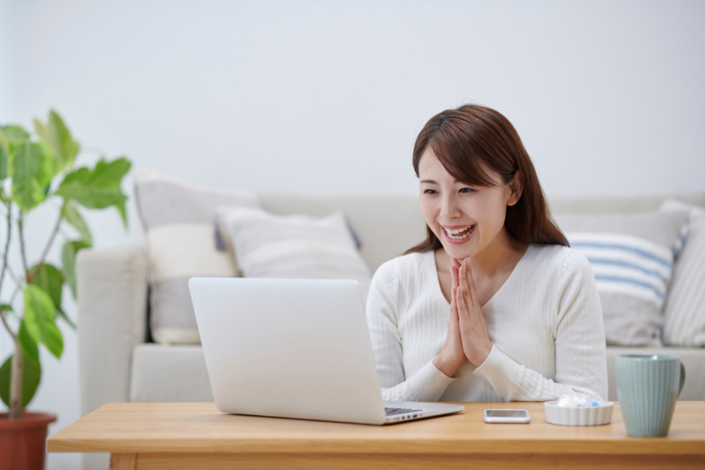 賃貸後付けスマートロックのメリットで喜んでいる女性のイメージ