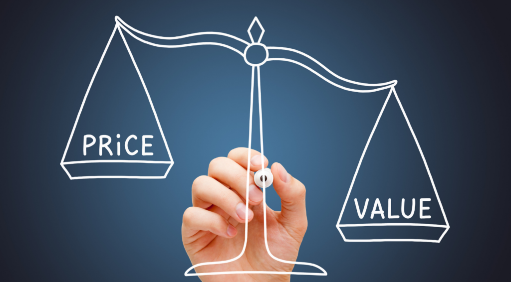 PRICEとVALUEの天秤イメージで、ブランド 買取における査定の考え方を表す