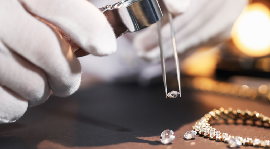 宝石買取業者がルーペでルース（裸石）を査定している様子のイメージ