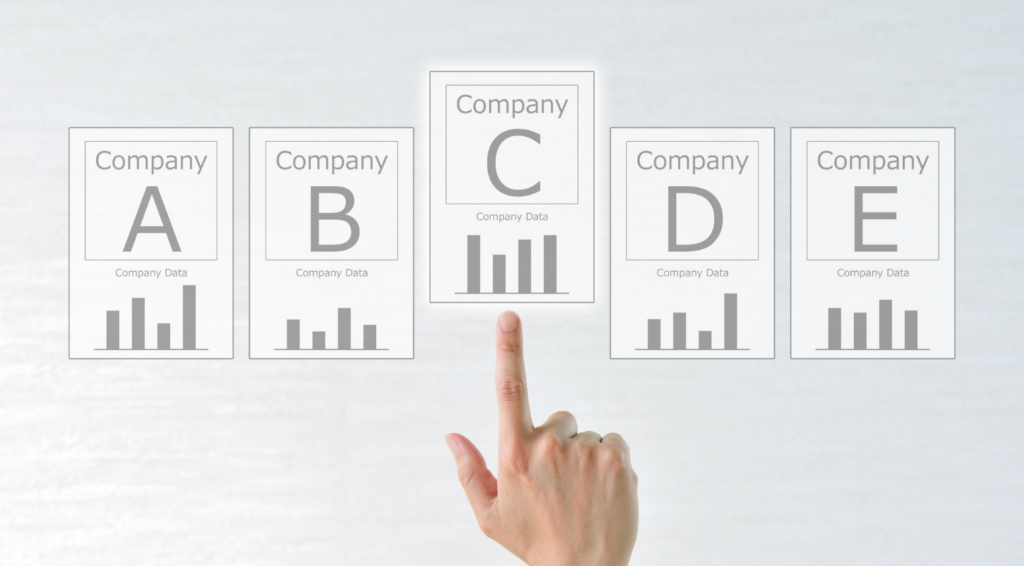複数の会社を比較して一社を選ぶ図で、ブランド 買取の業者比較を表す