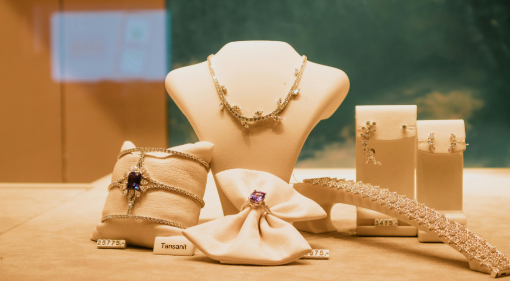 ネックレスやリングなど宝石付きジュエリーが並ぶショーケースのイメージ写真
