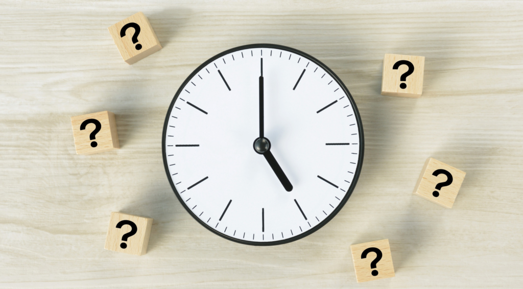 ブランド時計 買取の売り時を考える時計と疑問符のイメージ